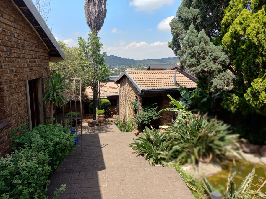 5 Bedroom Property for Sale in Mondeor Gauteng