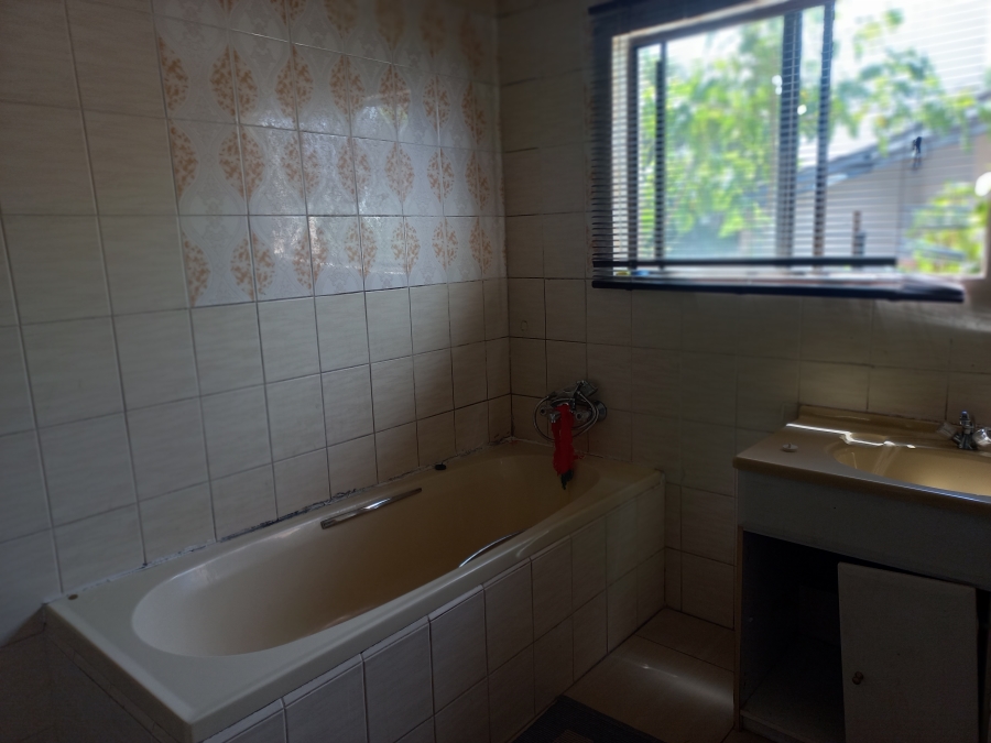 5 Bedroom Property for Sale in Mondeor Gauteng