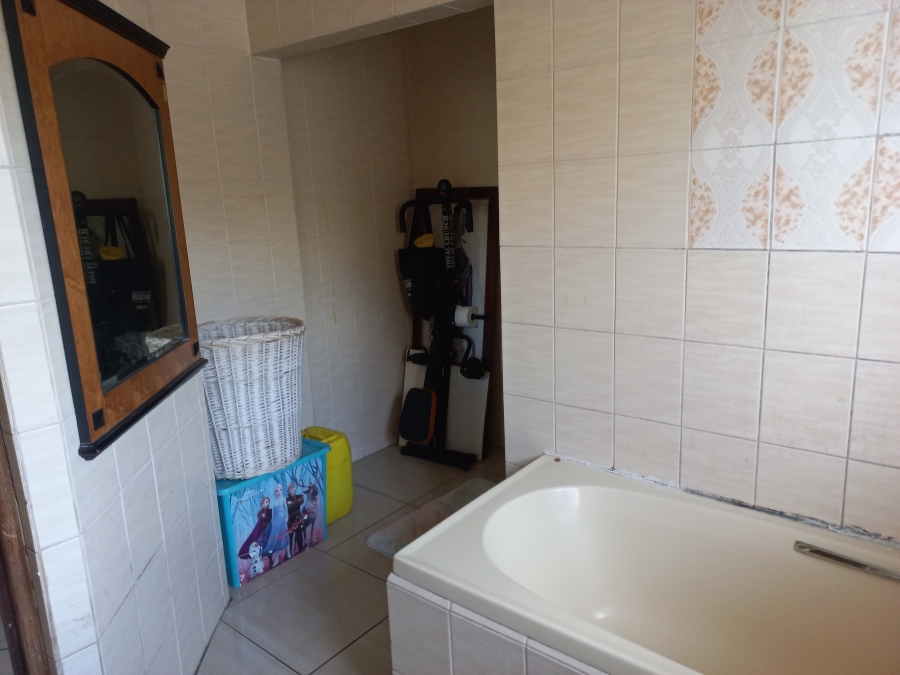 5 Bedroom Property for Sale in Mondeor Gauteng