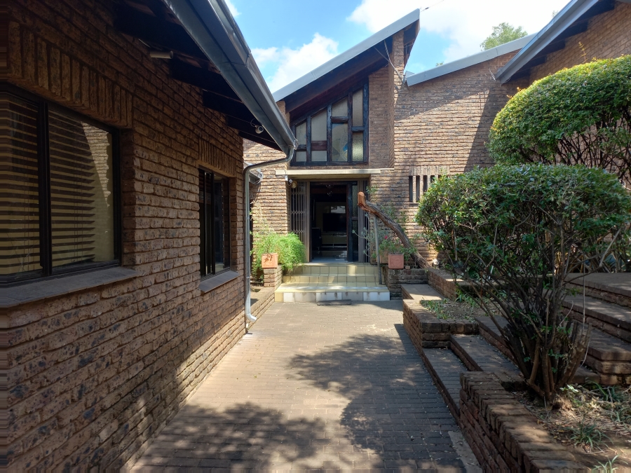 5 Bedroom Property for Sale in Mondeor Gauteng