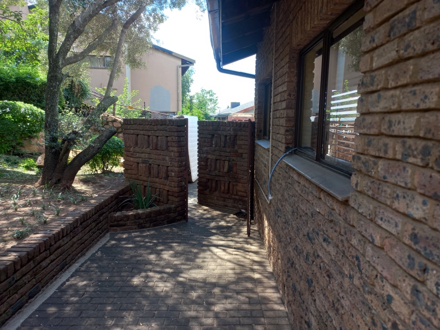 5 Bedroom Property for Sale in Mondeor Gauteng