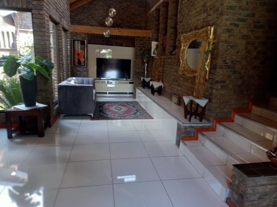 5 Bedroom Property for Sale in Mondeor Gauteng