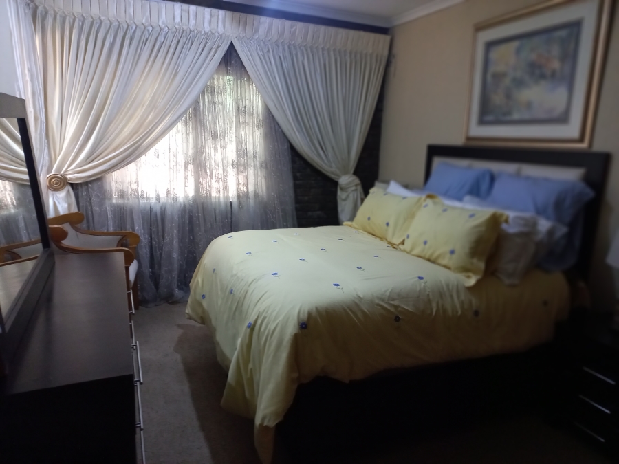 5 Bedroom Property for Sale in Mondeor Gauteng