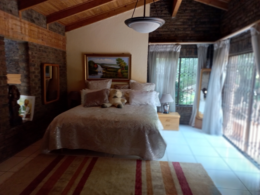 5 Bedroom Property for Sale in Mondeor Gauteng