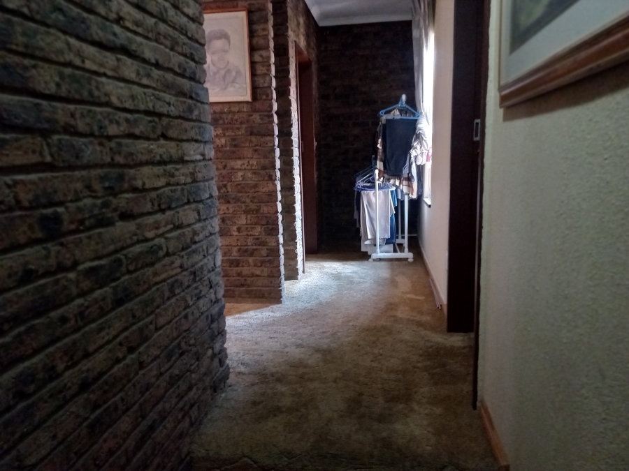 5 Bedroom Property for Sale in Mondeor Gauteng