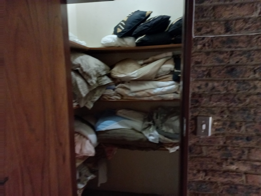 5 Bedroom Property for Sale in Mondeor Gauteng