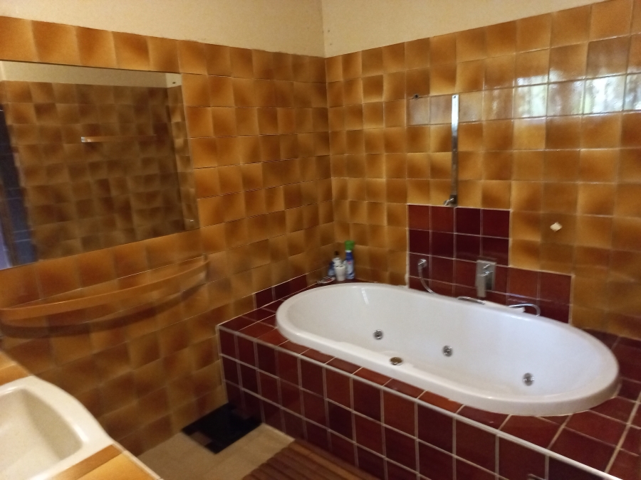 5 Bedroom Property for Sale in Mondeor Gauteng