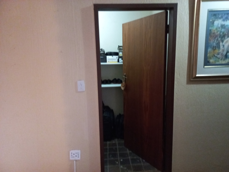 5 Bedroom Property for Sale in Mondeor Gauteng