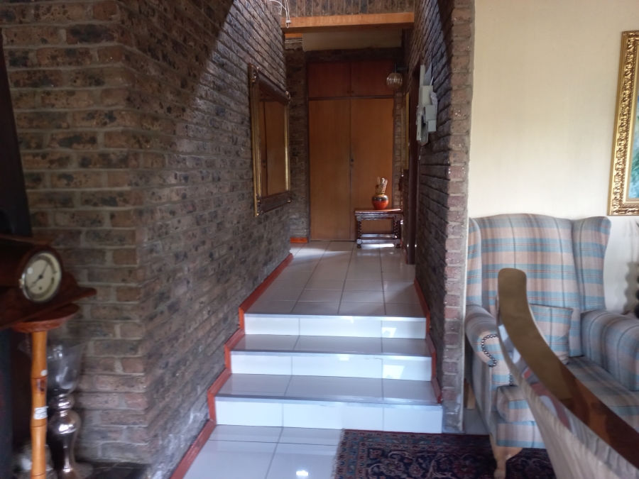5 Bedroom Property for Sale in Mondeor Gauteng