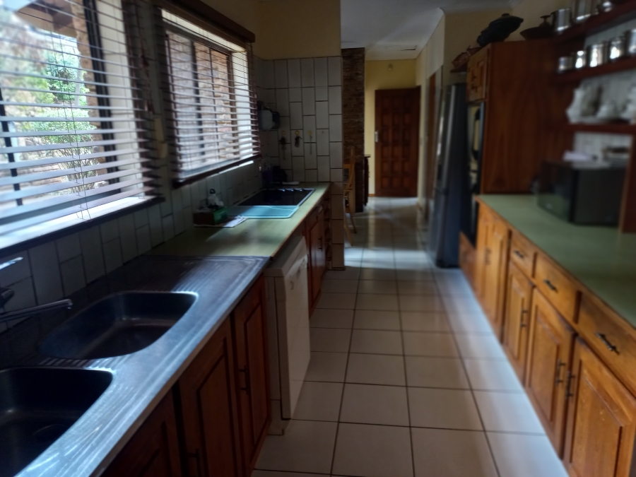 5 Bedroom Property for Sale in Mondeor Gauteng