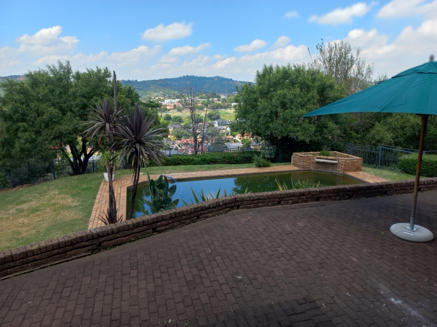 5 Bedroom Property for Sale in Mondeor Gauteng