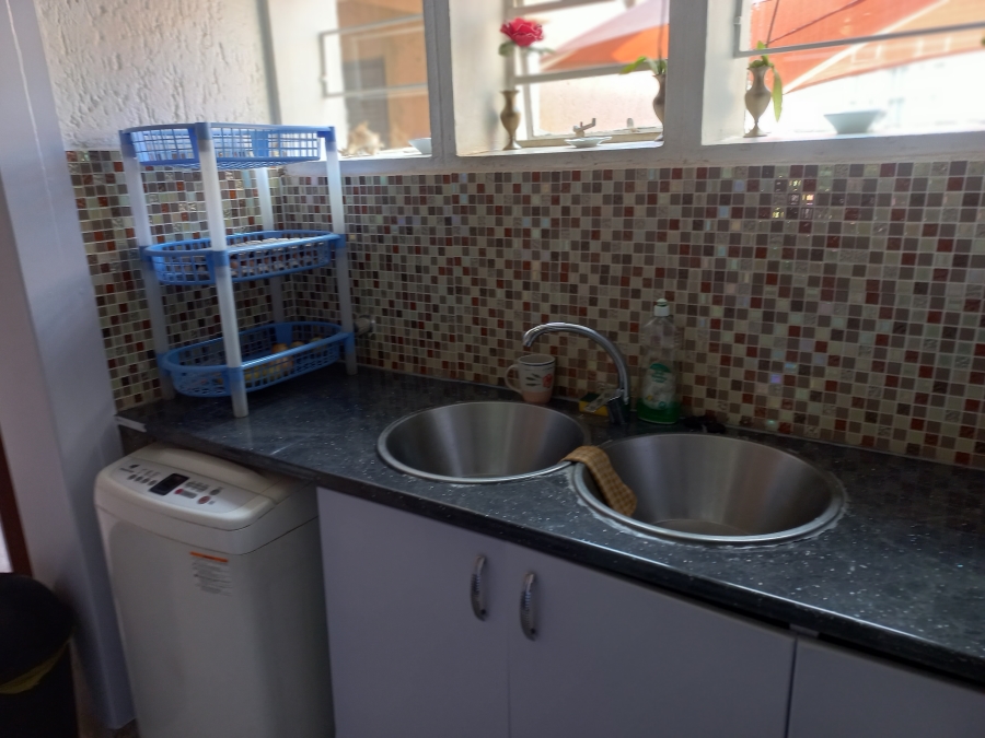 2 Bedroom Property for Sale in Mondeor Gauteng