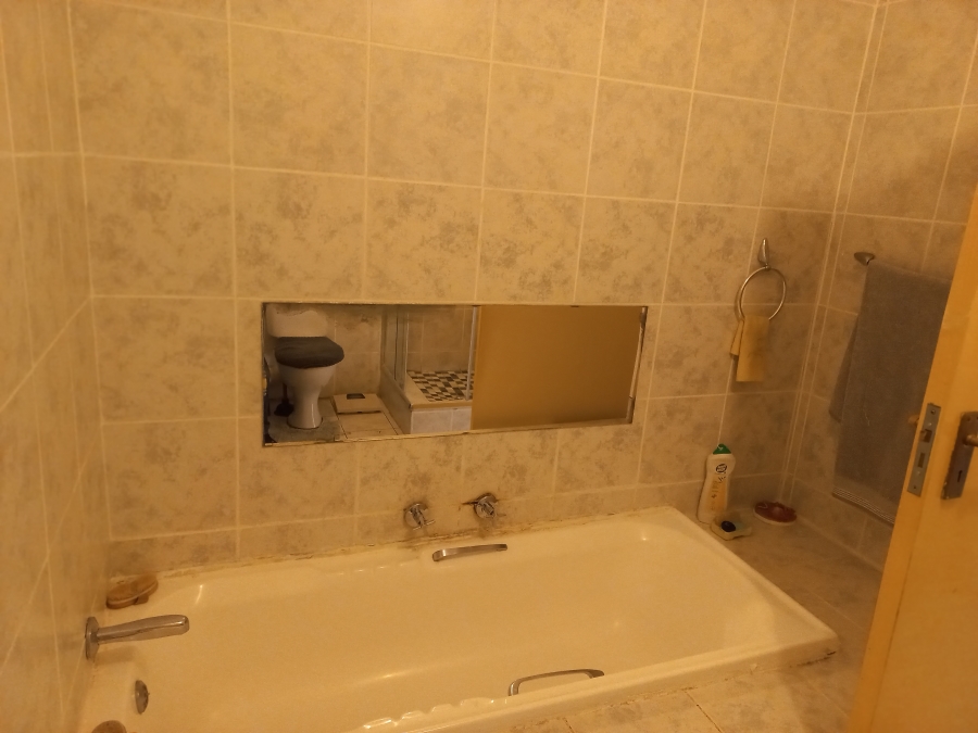 2 Bedroom Property for Sale in Mondeor Gauteng