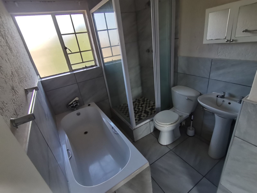 1 Bedroom Property for Sale in Kenleaf Gauteng