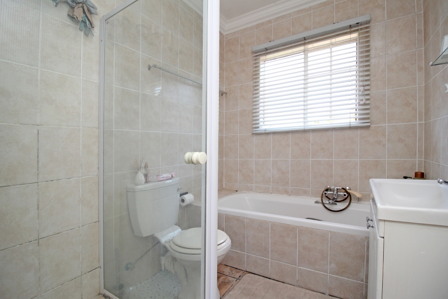 2 Bedroom Property for Sale in Sonneglans Gauteng