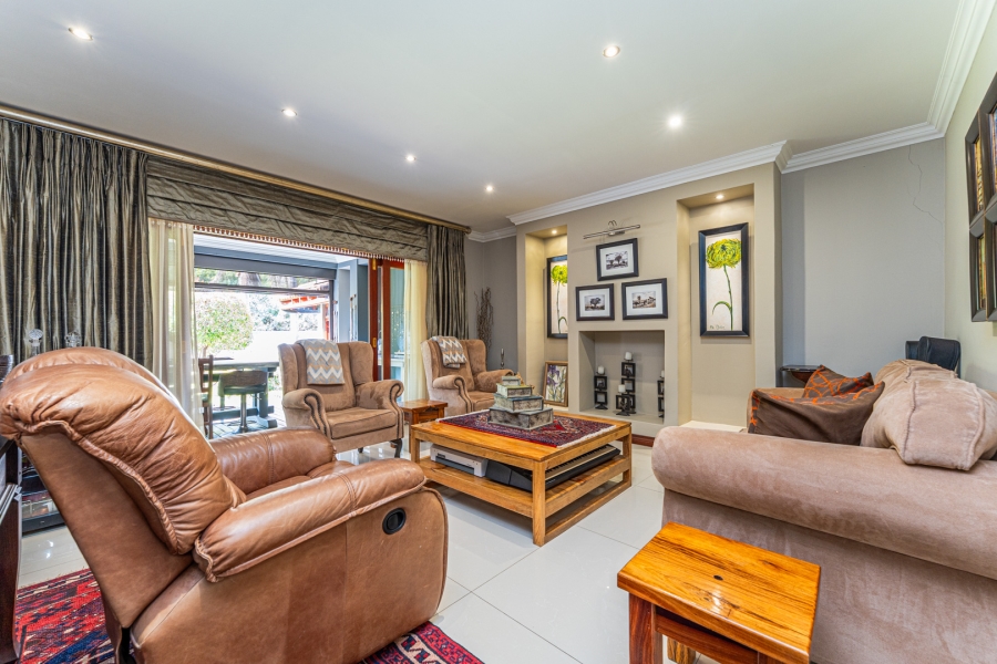 5 Bedroom Property for Sale in Featherbrooke Estate Gauteng