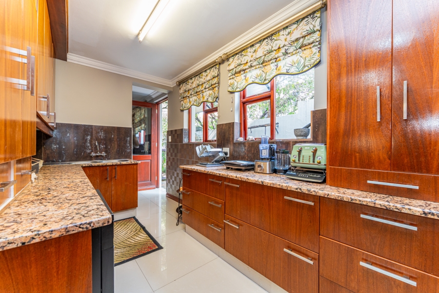 5 Bedroom Property for Sale in Featherbrooke Estate Gauteng