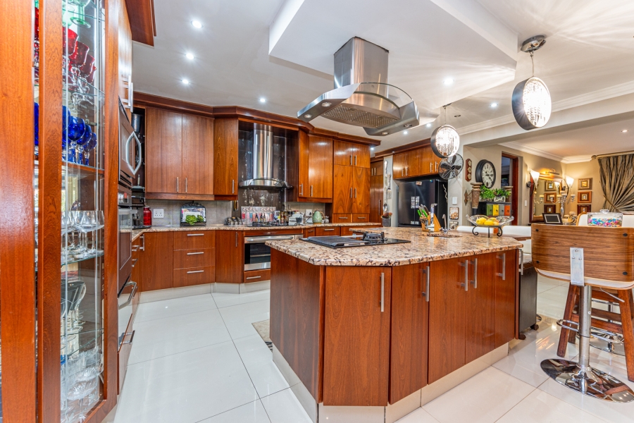 5 Bedroom Property for Sale in Featherbrooke Estate Gauteng