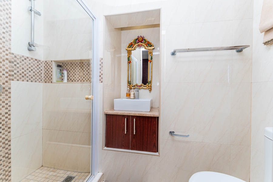 5 Bedroom Property for Sale in Featherbrooke Estate Gauteng