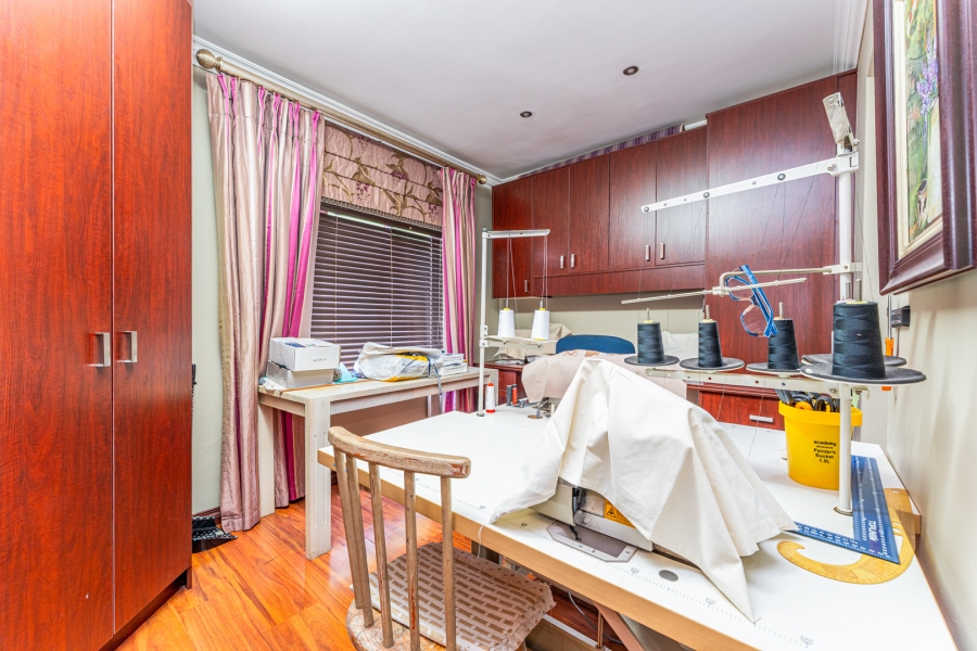 5 Bedroom Property for Sale in Featherbrooke Estate Gauteng