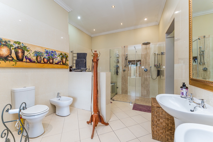 5 Bedroom Property for Sale in Featherbrooke Estate Gauteng