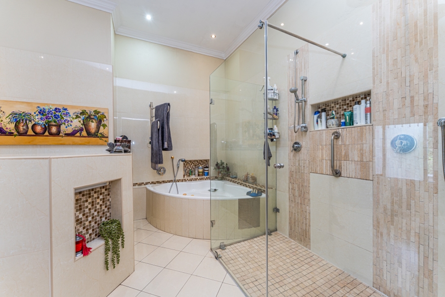 5 Bedroom Property for Sale in Featherbrooke Estate Gauteng