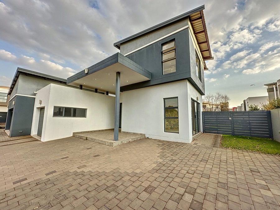 To Let 5 Bedroom Property for Rent in Silverwoods Country Estate Gauteng