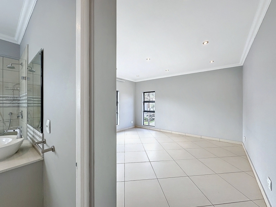 To Let 5 Bedroom Property for Rent in Silverwoods Country Estate Gauteng