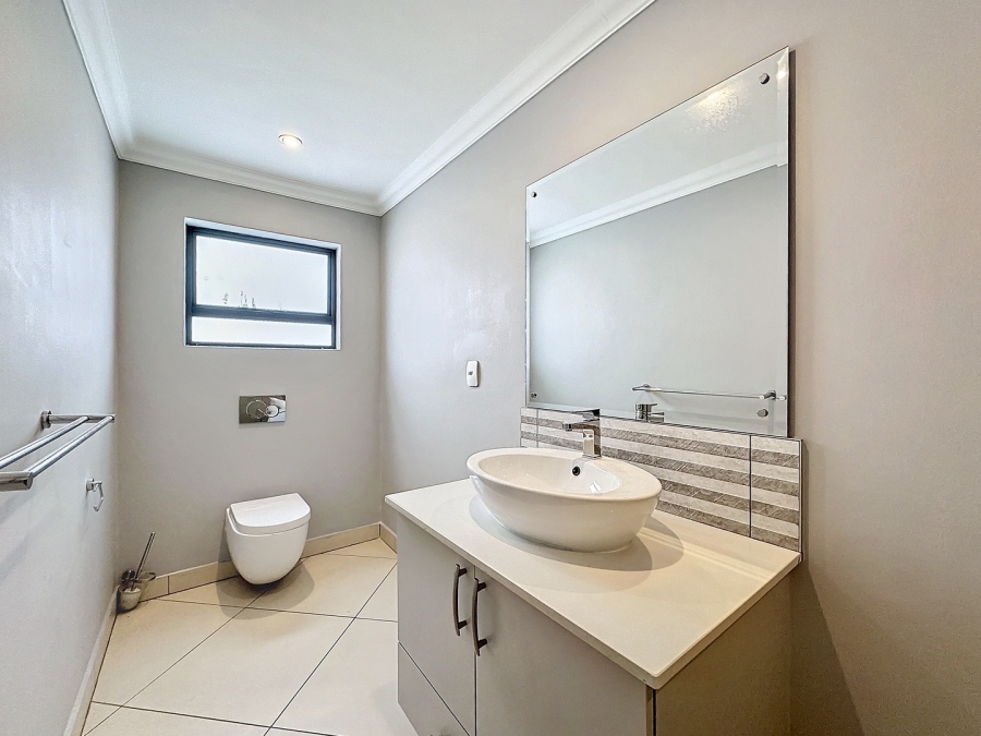 To Let 5 Bedroom Property for Rent in Silverwoods Country Estate Gauteng