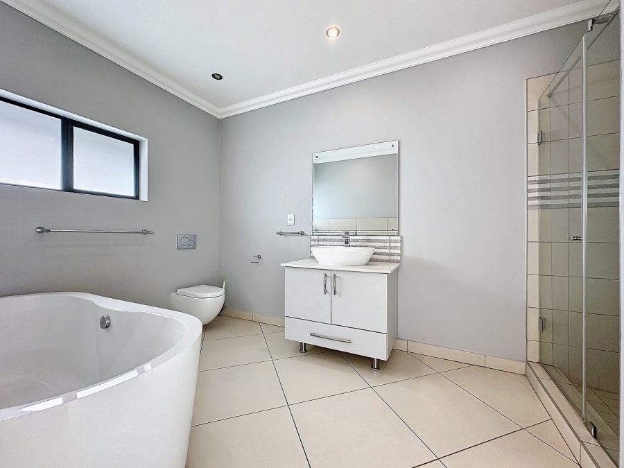 To Let 5 Bedroom Property for Rent in Silverwoods Country Estate Gauteng