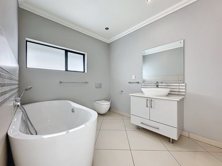 To Let 5 Bedroom Property for Rent in Silverwoods Country Estate Gauteng