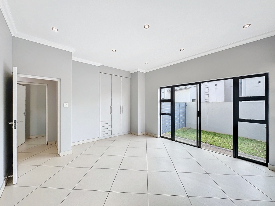 To Let 5 Bedroom Property for Rent in Silverwoods Country Estate Gauteng