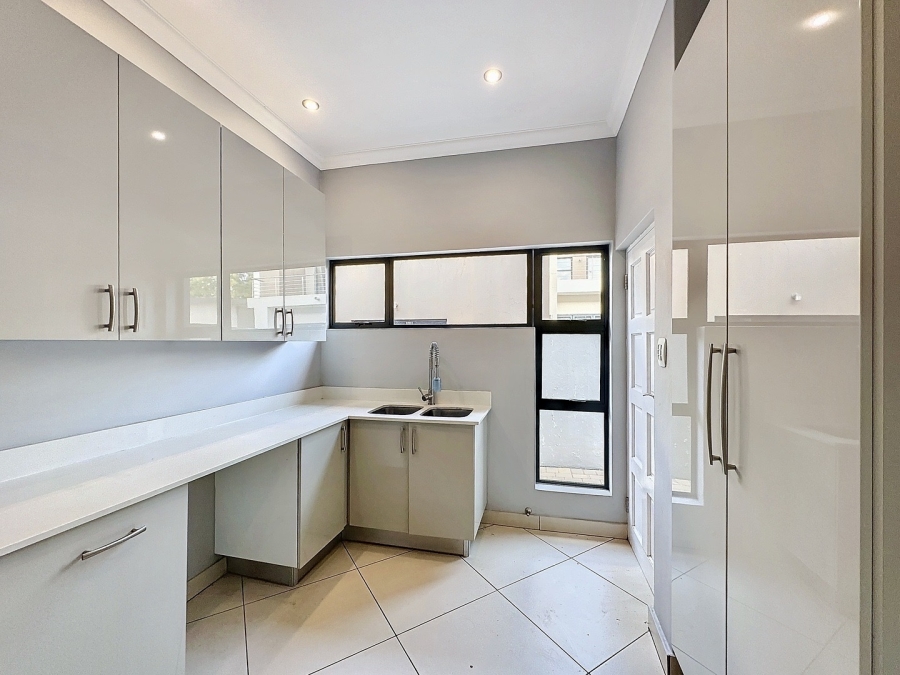 To Let 5 Bedroom Property for Rent in Silverwoods Country Estate Gauteng