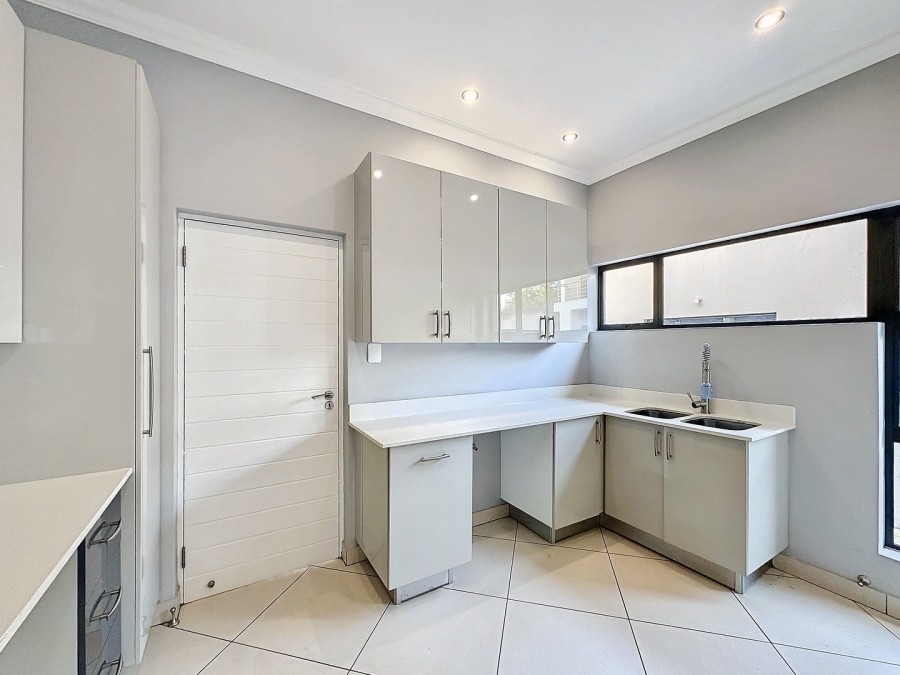 To Let 5 Bedroom Property for Rent in Silverwoods Country Estate Gauteng