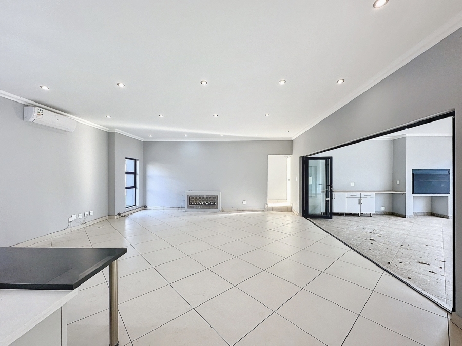 To Let 5 Bedroom Property for Rent in Silverwoods Country Estate Gauteng