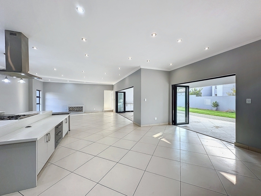 To Let 5 Bedroom Property for Rent in Silverwoods Country Estate Gauteng