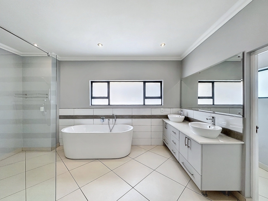 To Let 5 Bedroom Property for Rent in Silverwoods Country Estate Gauteng