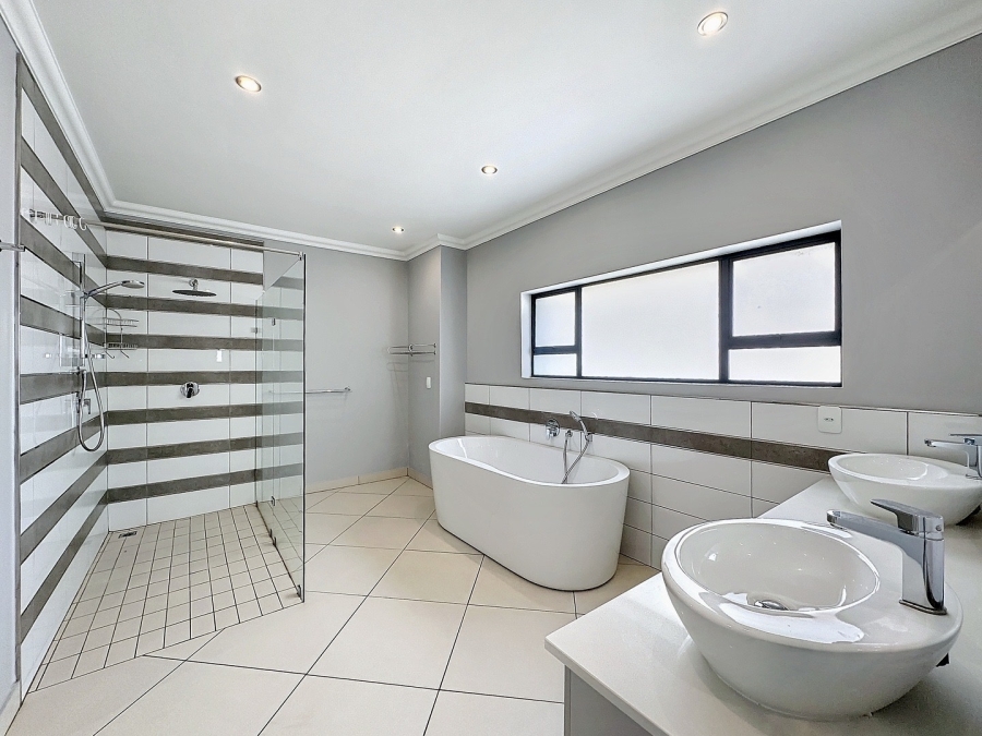 To Let 5 Bedroom Property for Rent in Silverwoods Country Estate Gauteng