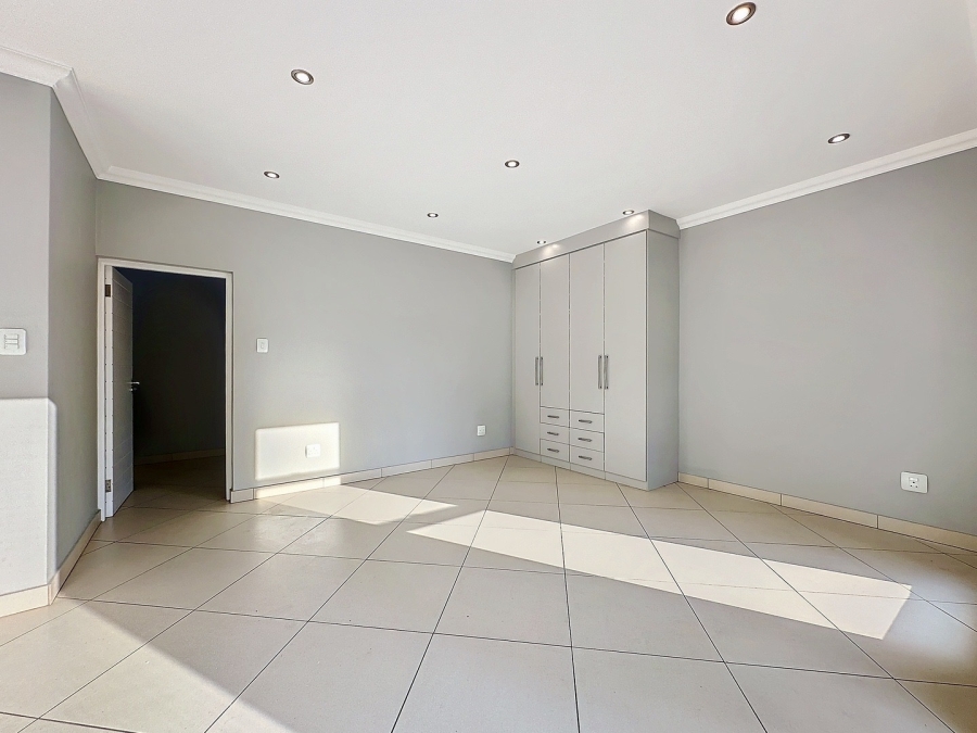 To Let 5 Bedroom Property for Rent in Silverwoods Country Estate Gauteng