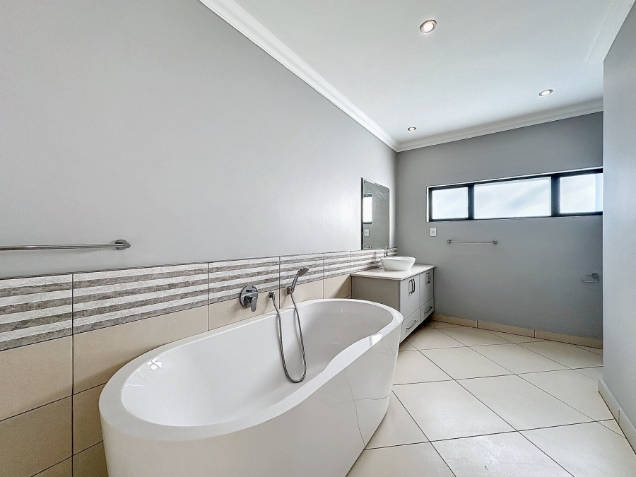 To Let 5 Bedroom Property for Rent in Silverwoods Country Estate Gauteng