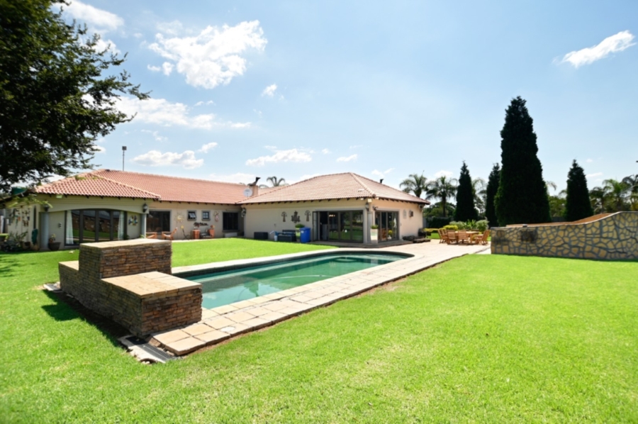 5 Bedroom Property for Sale in Kameeldrift East Gauteng