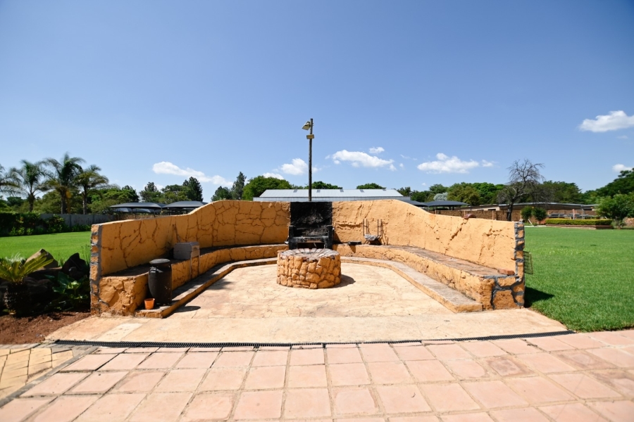 5 Bedroom Property for Sale in Kameeldrift East Gauteng