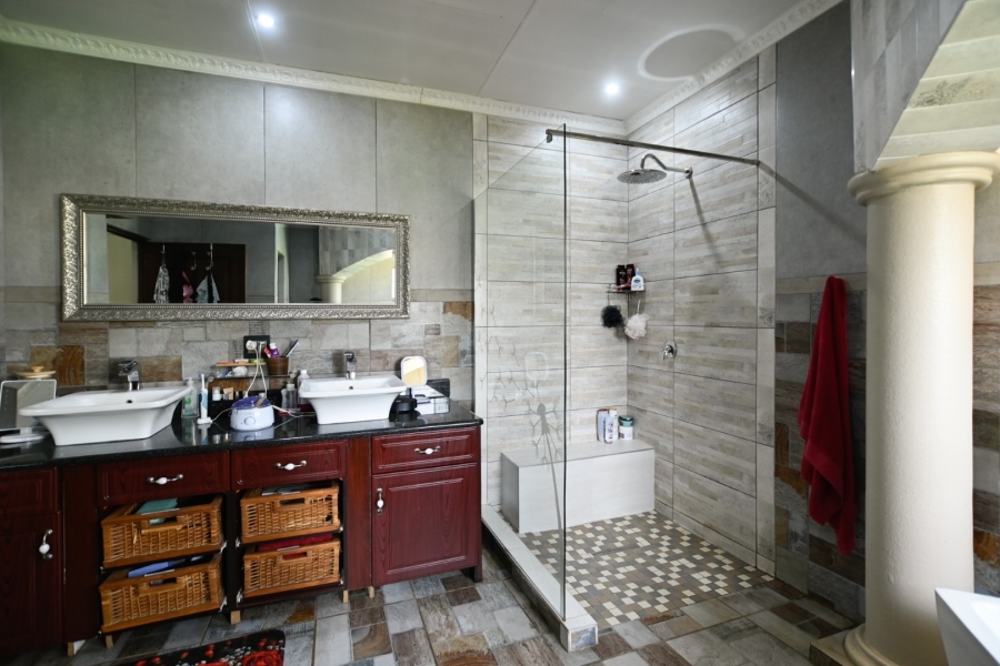 5 Bedroom Property for Sale in Kameeldrift East Gauteng