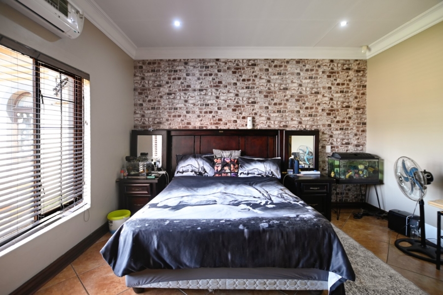 5 Bedroom Property for Sale in Kameeldrift East Gauteng