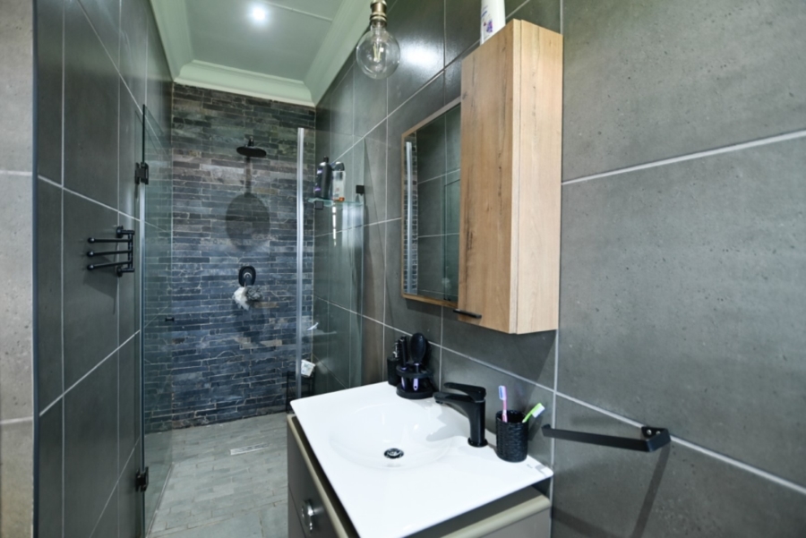 5 Bedroom Property for Sale in Kameeldrift East Gauteng