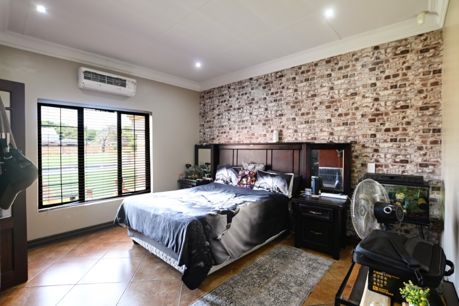 5 Bedroom Property for Sale in Kameeldrift East Gauteng