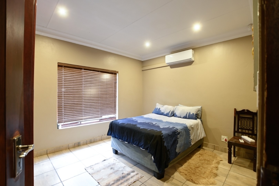 5 Bedroom Property for Sale in Kameeldrift East Gauteng