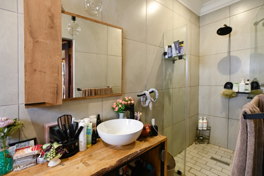 5 Bedroom Property for Sale in Kameeldrift East Gauteng