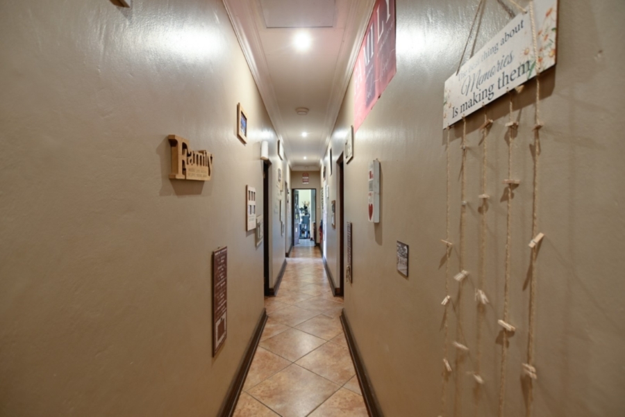 5 Bedroom Property for Sale in Kameeldrift East Gauteng