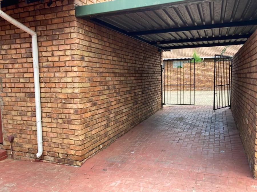 To Let 3 Bedroom Property for Rent in Garsfontein Gauteng